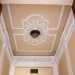 In uno dei raffinati atri, abbelliti al soffitto con fregi vegetali e geometrici...